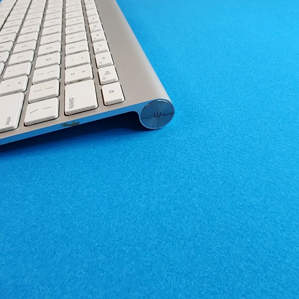 Apple A1314 Wireless Keyboard - MC184LL/B